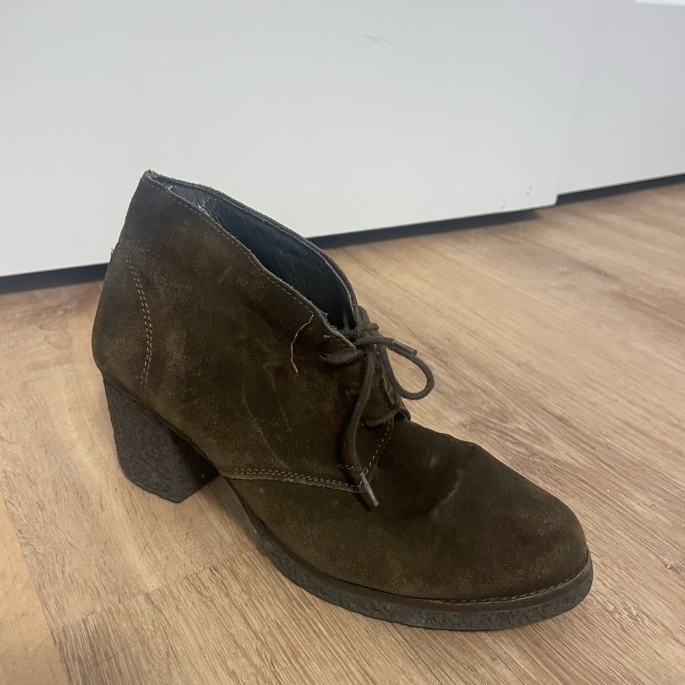 Brown Heeled Boots with Chunky Heel and Suede Finish